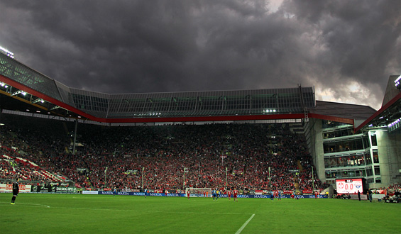 Dunkle Wolken über dem Betzenberg