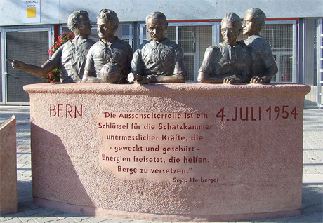 Denkmal der 54er-Weltmeister mit Horst Eckel