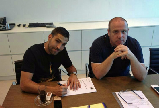 Itay Shechter unterschreibt