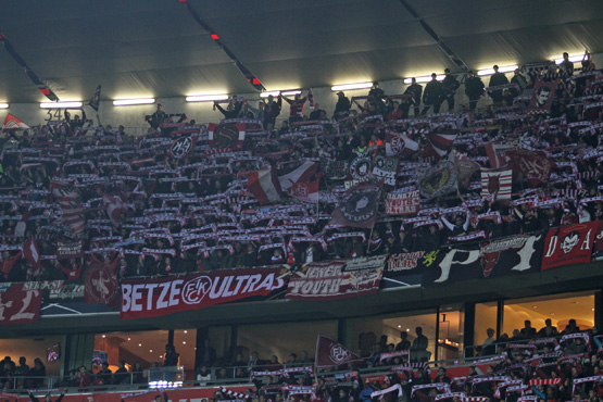 FCK-Fans mit eigens angefertigten Schals in München
