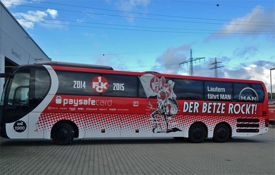 Der neugestaltete Mannschaftsbus des 1. FC Kaiserslautern