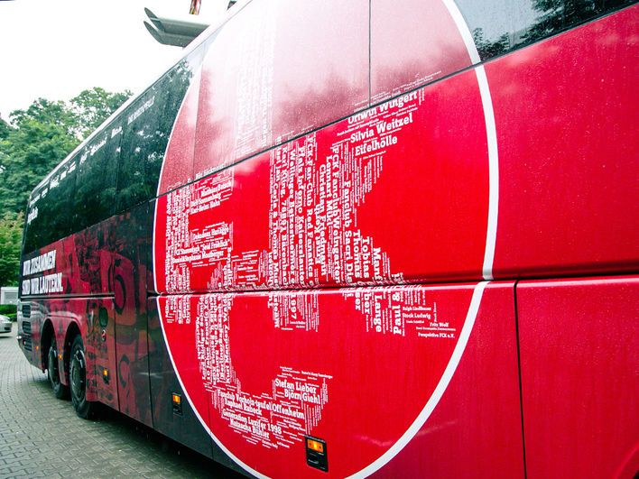 Mannschaftsbus mit Namen der Fans präsentiert