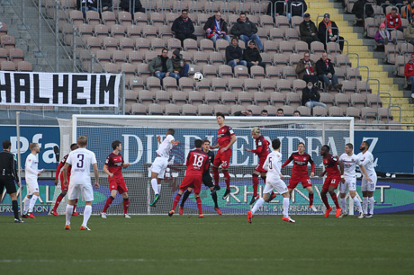 Spielszene vor der Osttribüne in der ersten Halbzeit