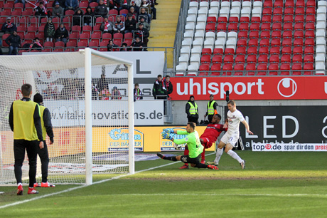 Spielszene vor der Osttribüne in der zweiten Halbzeit