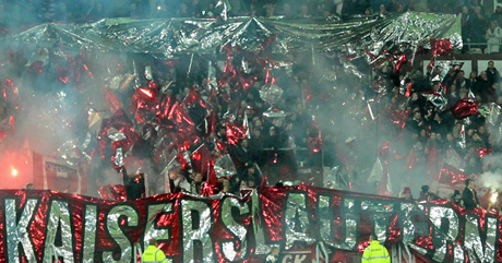 Gästeblock im Millerntor-Stadion mit Fahnen, Spruchbändern und Pyro