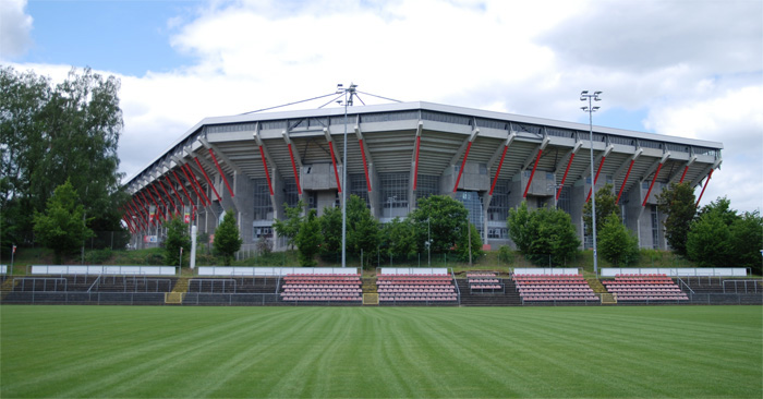Platz 4 (im Vordergrund) und das Fritz-Walter-Stadion