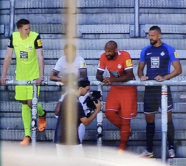 Handyfoto vom Trikot-Shooting im Fritz-Walter-Stadion; Fotograf: unbekannt