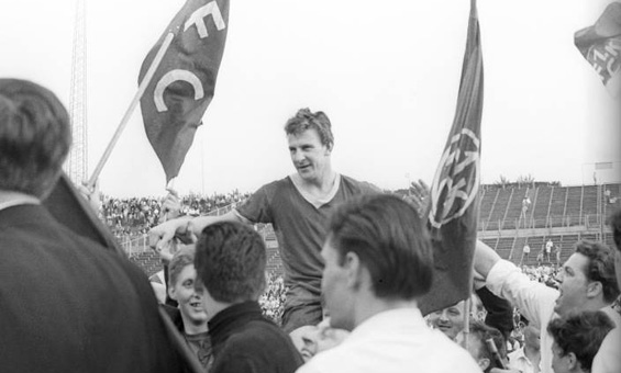 Die FCK-Fans tragen Co Prins nach dem Klassenerhalt 1965 auf Händen