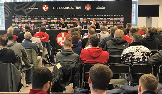 Angeregte Diskussionen im Fritz-Walter-Stadion