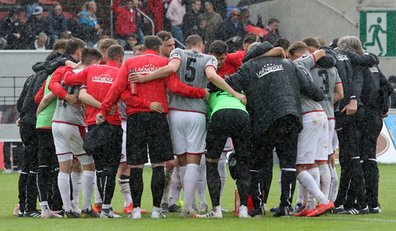 Die Mannschaft lässt ihre Fans im Regen stehen