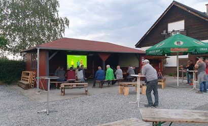 Kleines Public Viewing beim FCK-Fanclub in Waldsee