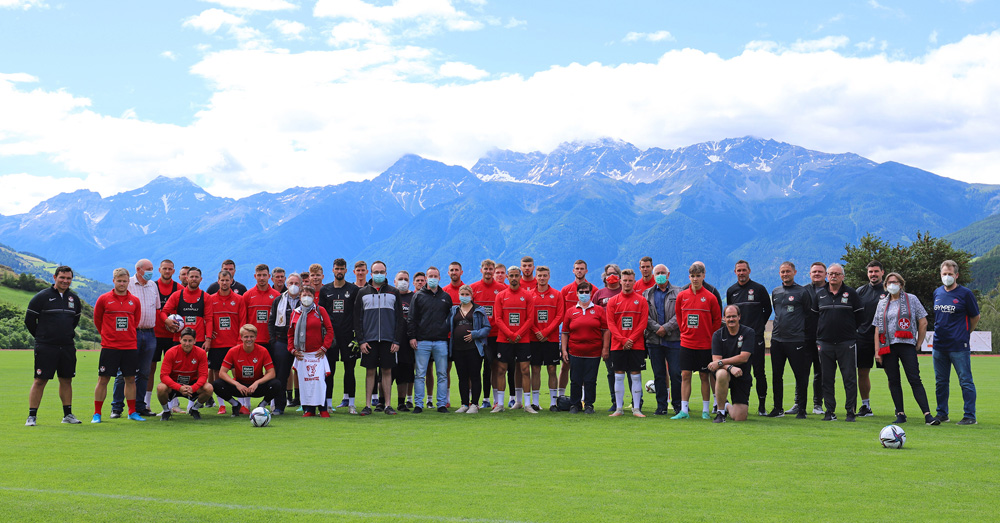 Mannschafsfoto mit FCK-Spielern und den mitgereisten Fans