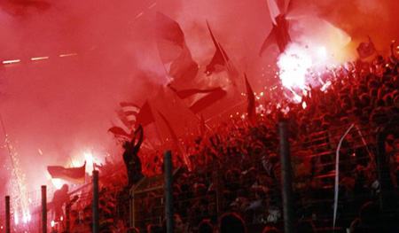 Genaauso legendär wie das Spiel: Die brennende Westkurve gegen Barcelona; Foto: Imago Images