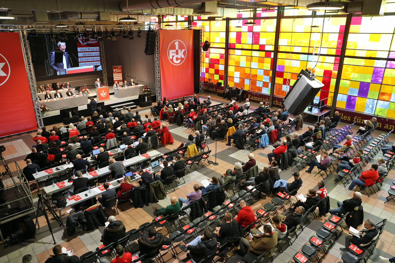 Anwesende in der Nordtribüne