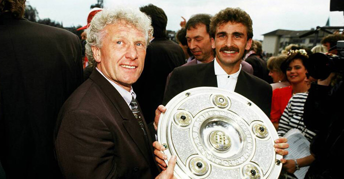 Kalli Feldkamp mit Stefan Kuntz und der Meisterschale 1991