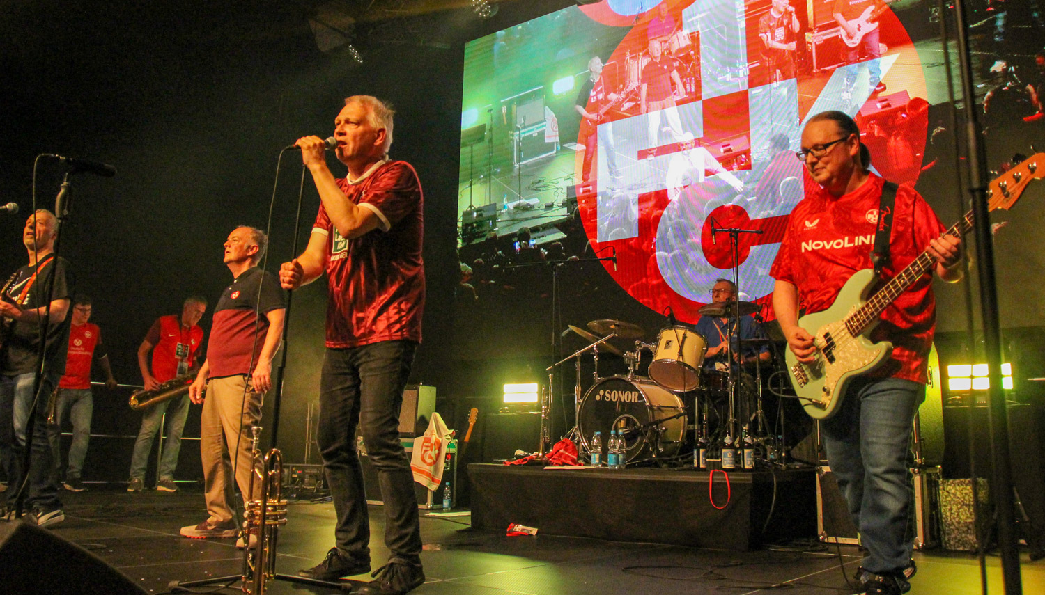 Die Walter Elf bei einem Konzertauftritt zum 125-jährigen Jubiläum des FCK