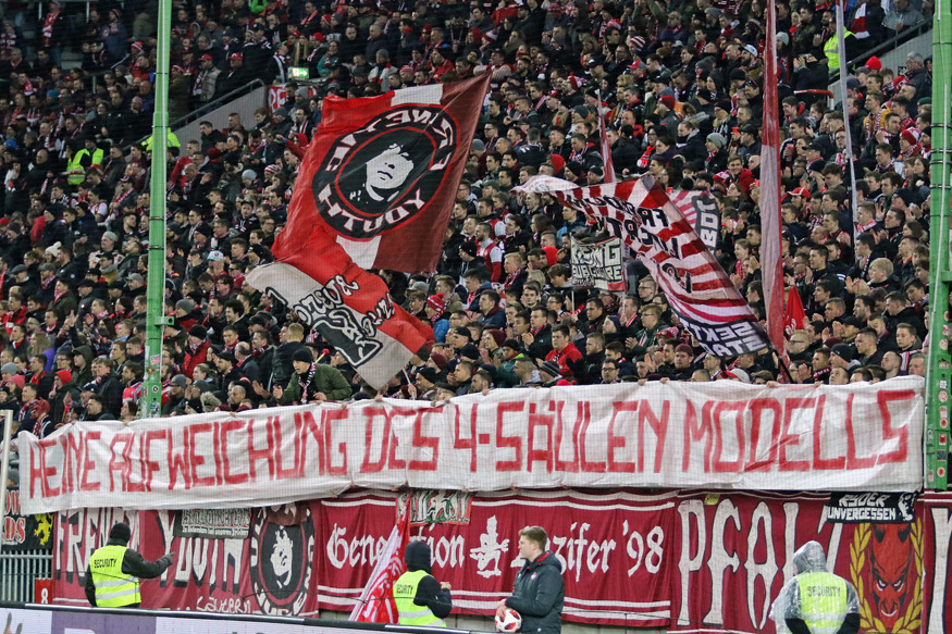 Spruchband: Keine Aufweichung des Vier-Säulen-Modells