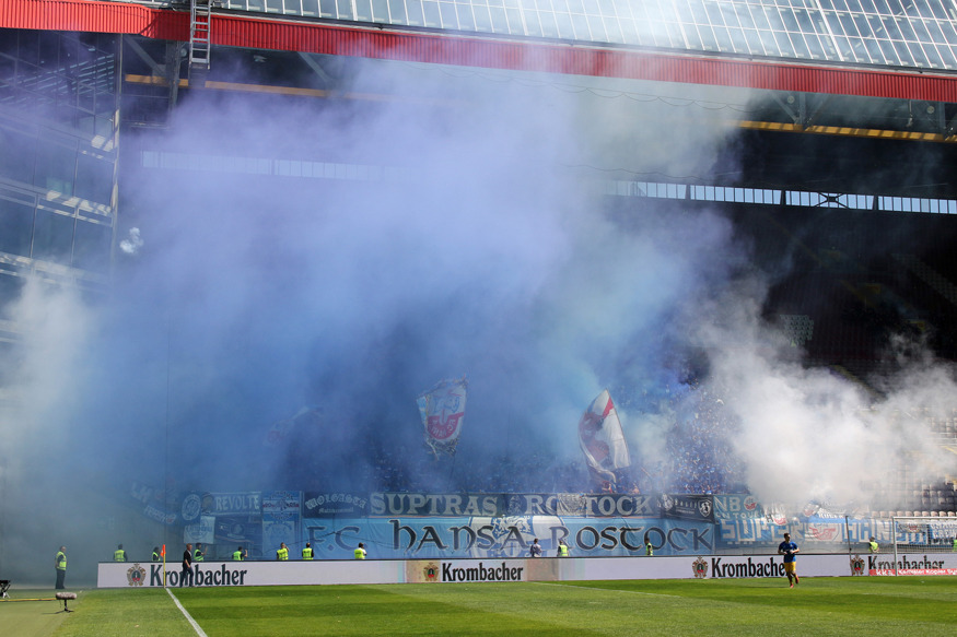 Pyroshow der Rostocker zum Einlaufen