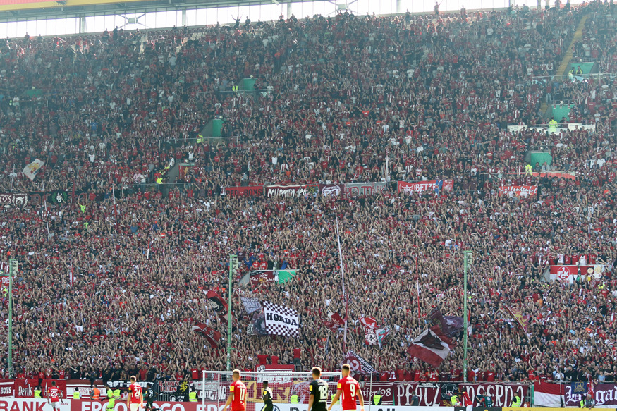 Die Westkurve gegen Mainz