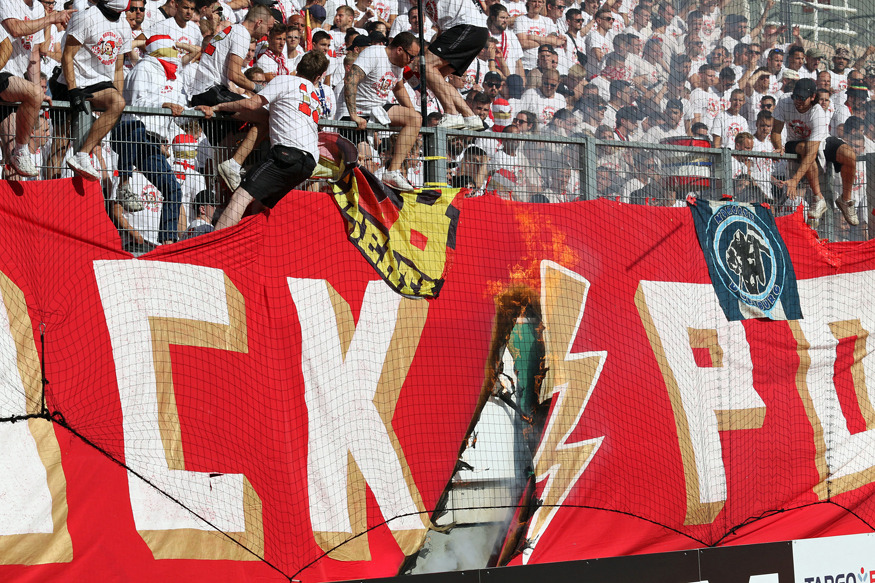 Der Gästeblock beim Pokalspiel gegen Mainz