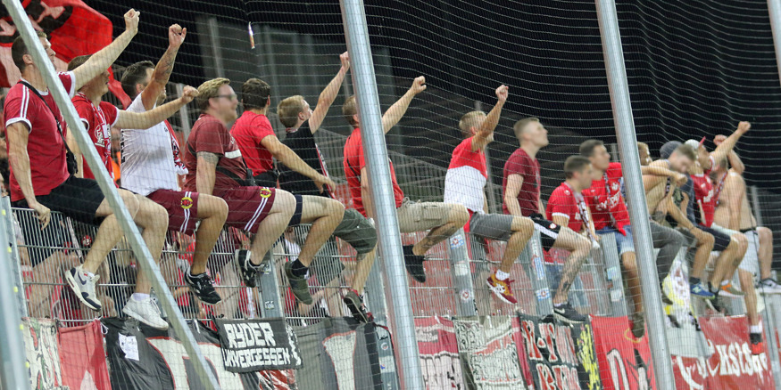 Feiernde FCK-Fans nach dem Abpfiff