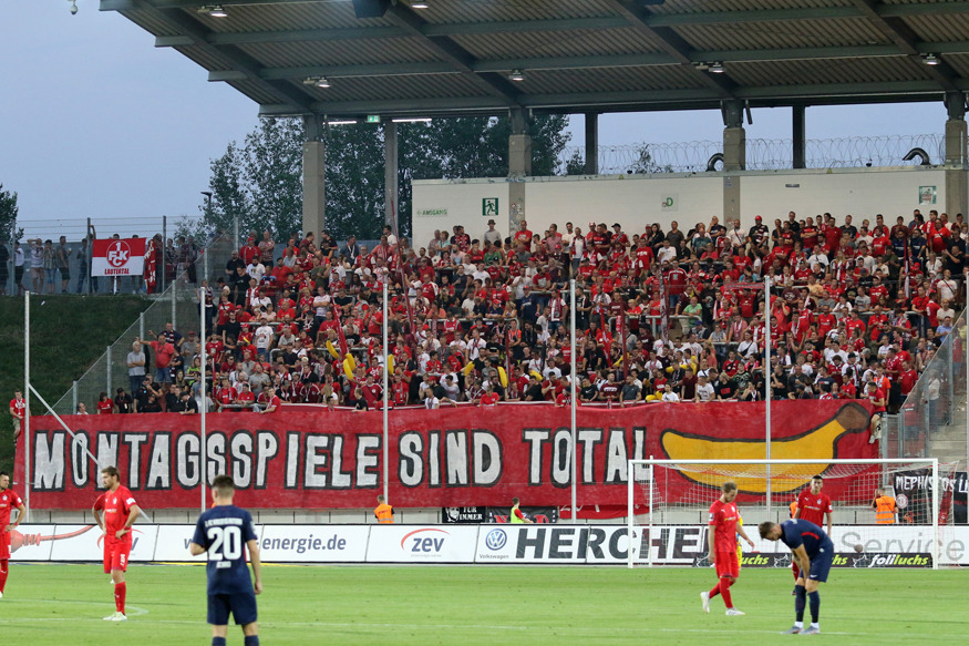 Protest gegen Montagsspiele beim FCK-Spiel in Zwickau