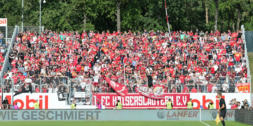 Die Zaunfahnen im Gästeblock wurden eingerollt