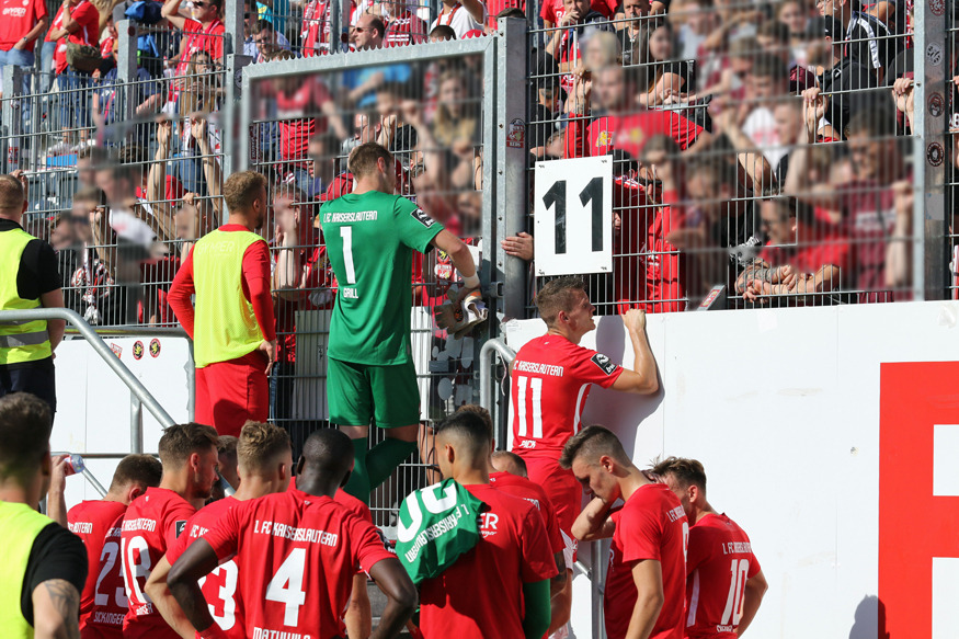 Nach dem Abpfiff diskutierten Spieler und Fans am Gästeblock