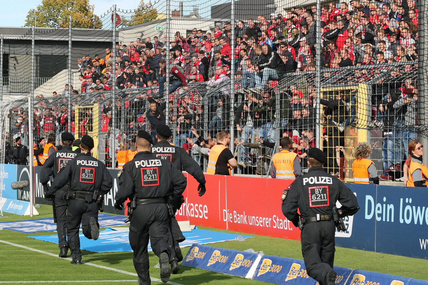 Prügelnde USK-Polizisten im Gästeblock