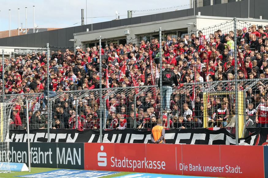 Vor dem Gästeblock: Karsten unvergessen