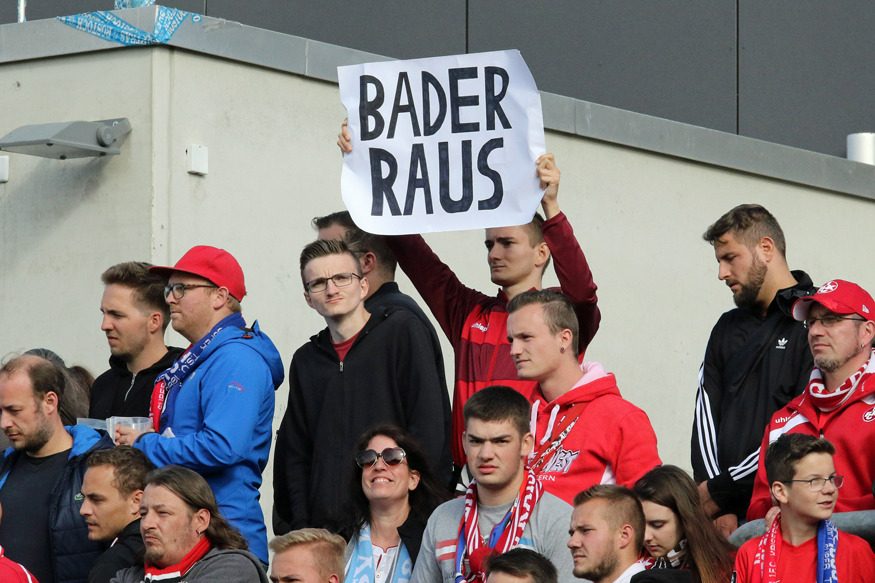 Plakat im Gästeblock: Bader raus!