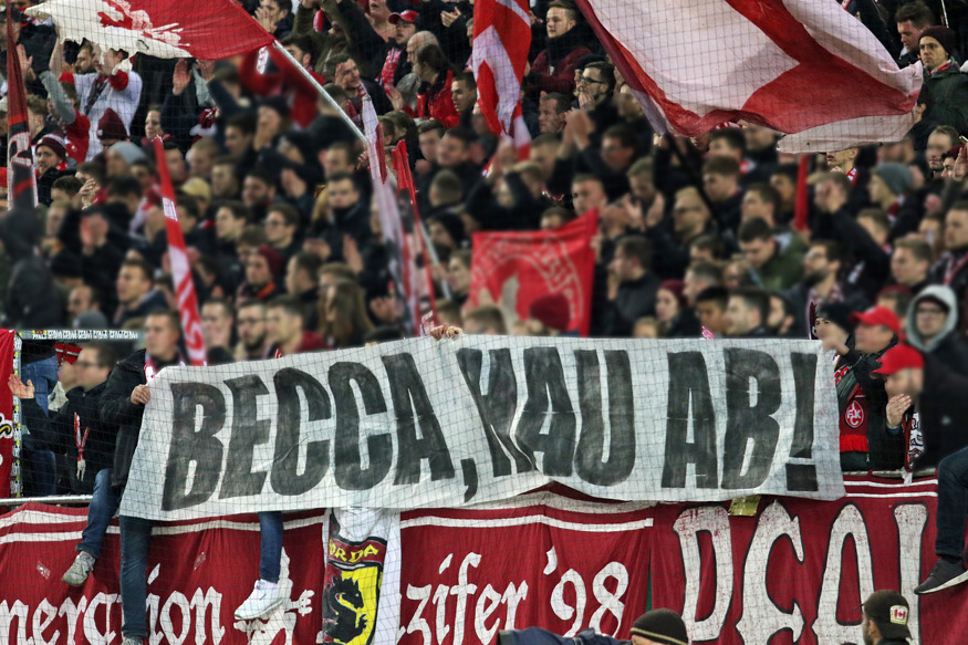 Spruchband in der Westkurve: Becca, hau ab!