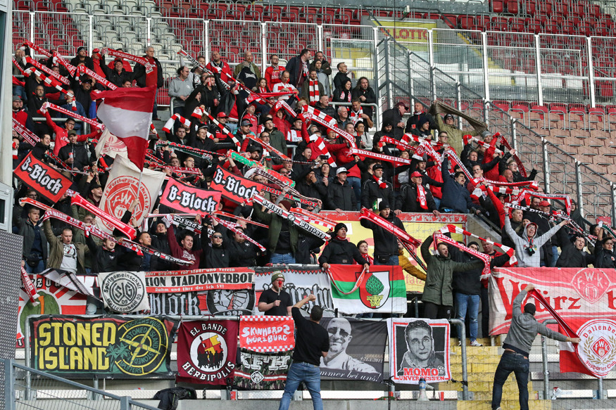 Würzburger Fans im Gästeblock
