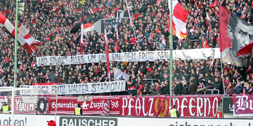 Spruchband in der Westkurve: Und stürzt alles um uns ein, dem Fritz sein Stadion bleibt! Für immer Fritz-Walter-Stadion!