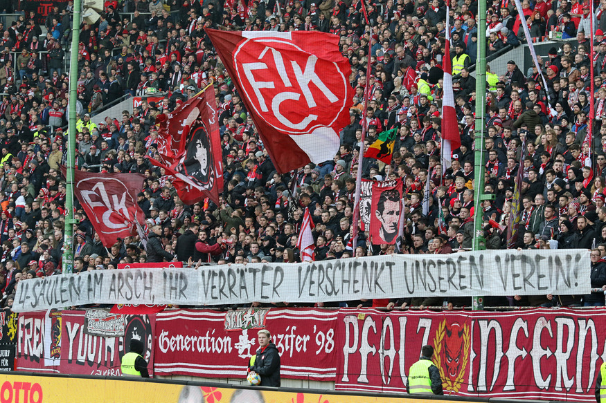 Spruchband in der Westkurve: 4-Säulen am Arsch, ihr Verräter verschenkt unseren Verein!