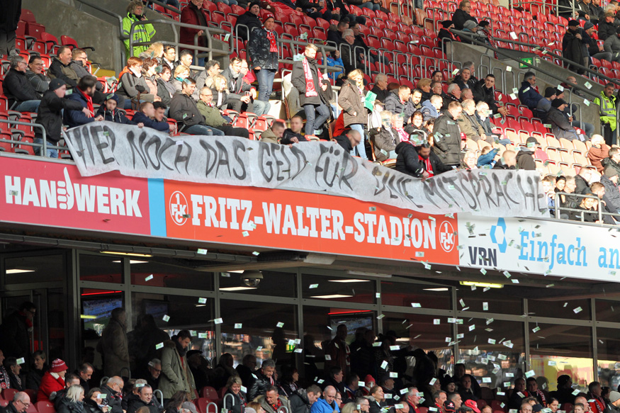 Spruchband und fliegende Geldscheine auf der Nordtribüne: Hier noch das Geld für deine Mitsprache!