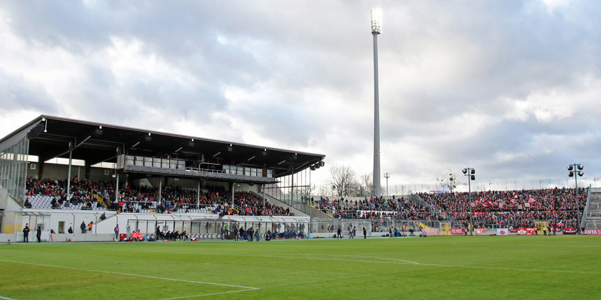 FCK-Fans auf der Haupttribüne und in der Westkurve