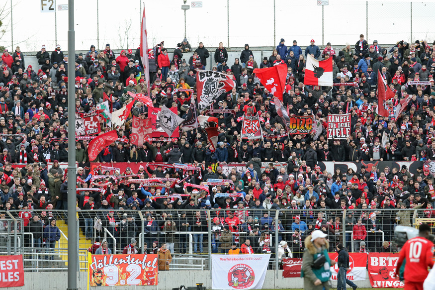 1860-FCK-Freundschaftsschals im Gästeblock