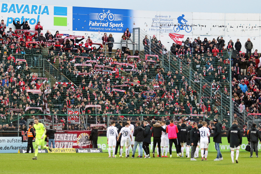 Schalparade nach dem Spiel im Gästeblock