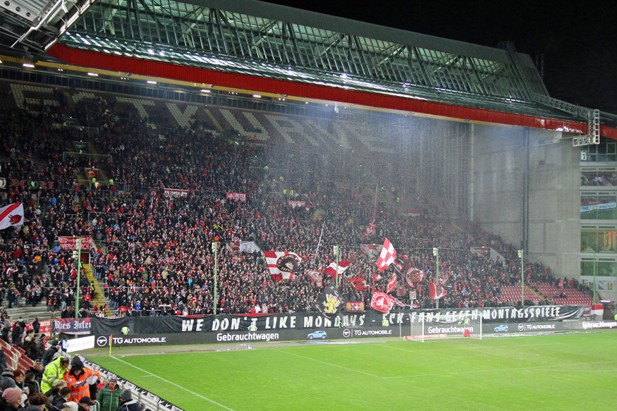 Banner vor der Westkurve: We don’t like mondays - FCK-Fans gegen Montagsspiele