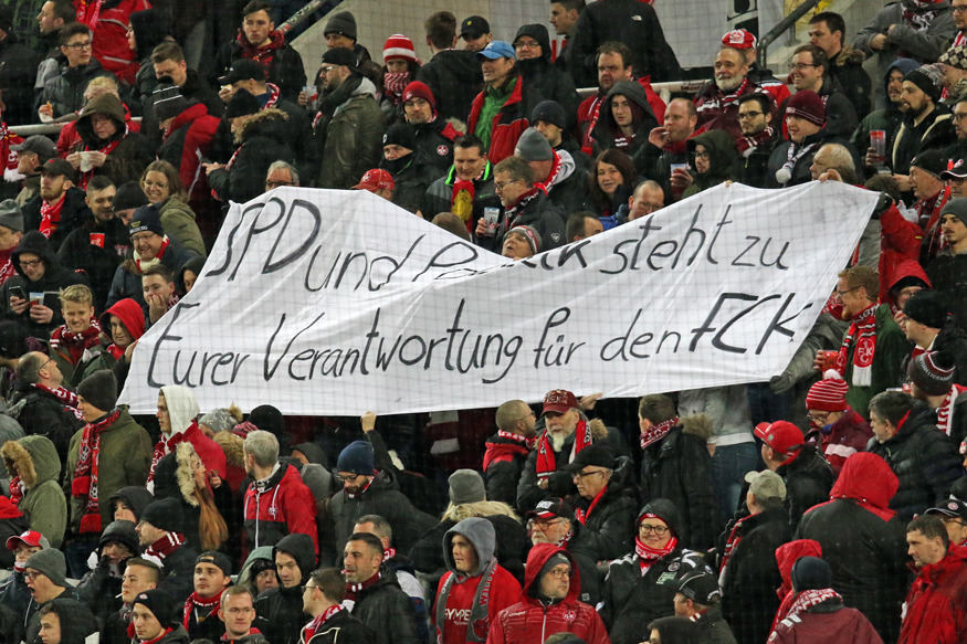Spruchband: SPD und Politik steht zu Eurer Verantwortung für den FCK!