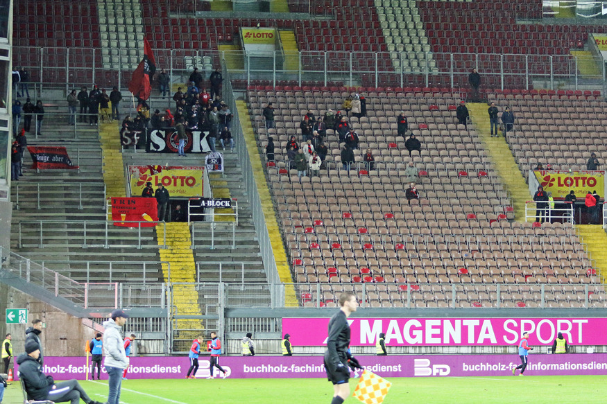 Rund 80 Gästefans aus Großaspach