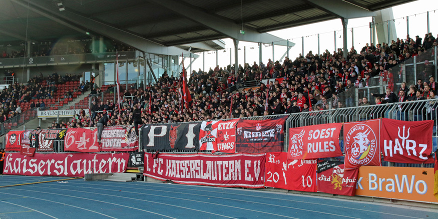 FCK-Zaunfahnen im Gästeblock