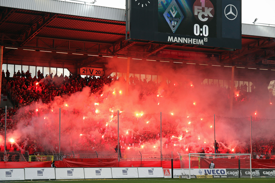 Pyrotechnik auf der Gästetribüne