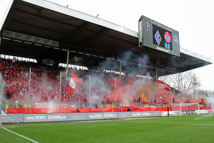 Pyrotechnik auf der Gästetribüne
