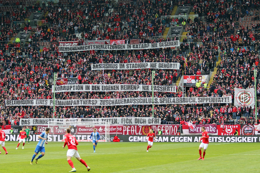 Spruchband in der Westkurve: Menschenrechtsverletzungen in Katar? Nie gesehen! - Rassismus im Stadion? Nie gehört! - Korruption in den eigenen Reihen? Nie passiert! - Beleidigung eines Premiumpartners? Zuschauerausschluss, Spielabbruch, Sippenhaft! - Das erinnert an ganz dunkle Zeiten, Fick dich DFB!