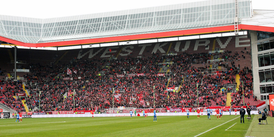 Viele leere Plätze auf der Westkurve