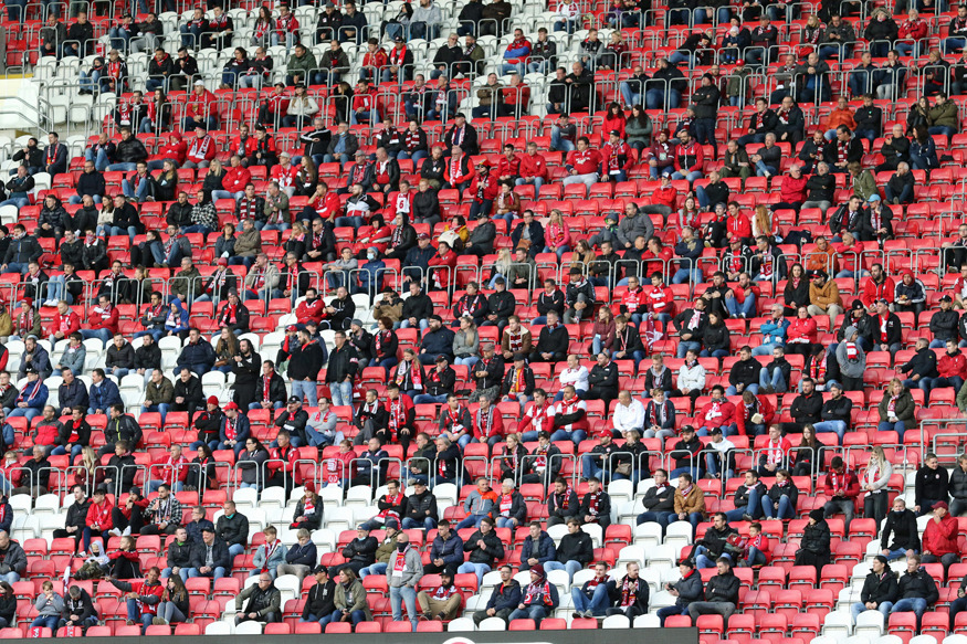 Mit Abstand auf der Südtribüne