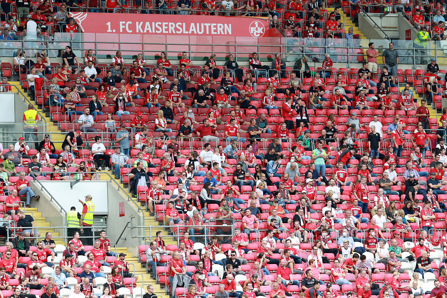 FCK-Fans auf der Südtribüne mit Corona-Abstand