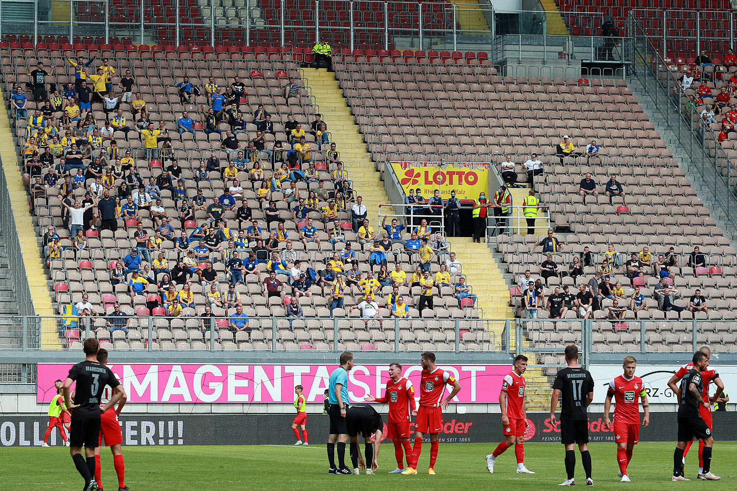 Rund 250 Fans aus Braunschweig hatten den Weg in den Gästeblock gefunden